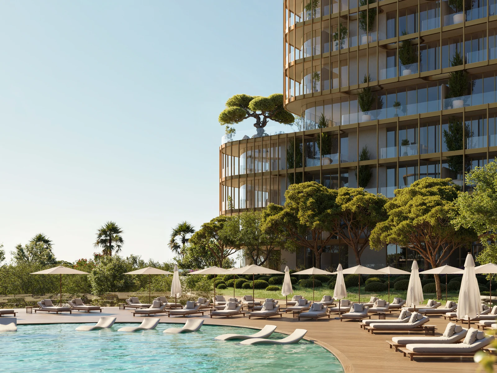 Hado, Pool-Deck mit Liegen und Blick auf Strand und Meer